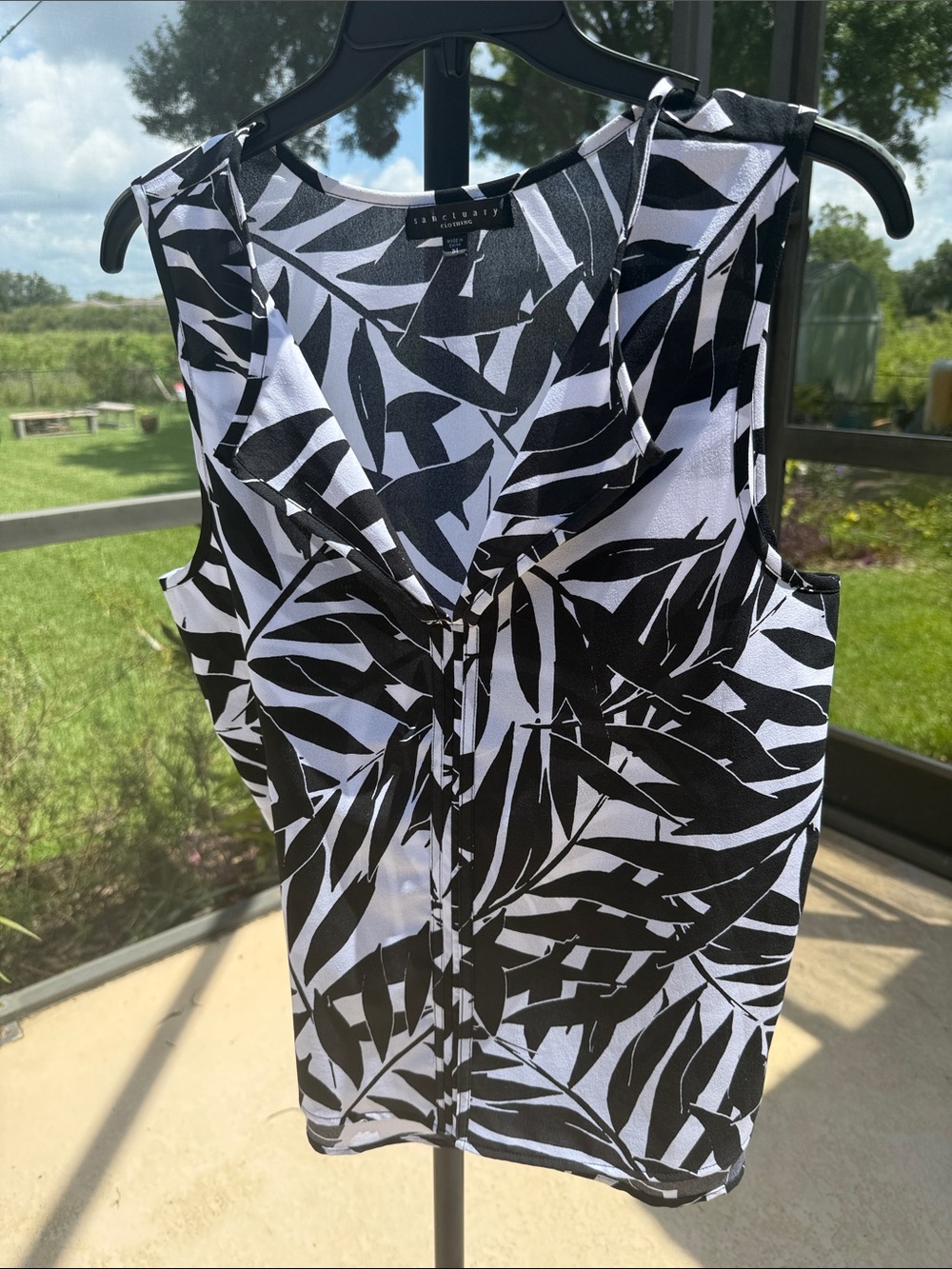 Sanctuary v neck Black & White Leaf-Print Sleeveless Blouse